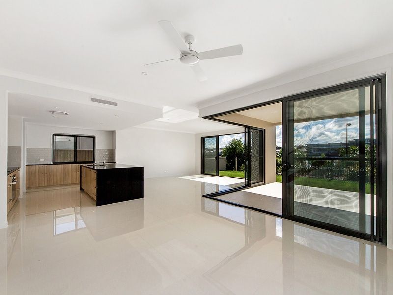 1 Elizabeth Crescent, Varsity Lakes QLD 4227