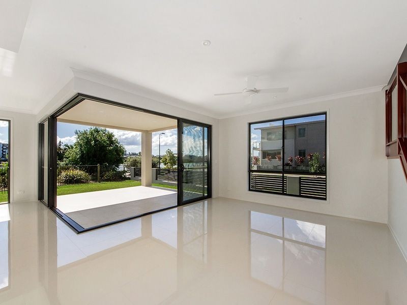 1 Elizabeth Crescent, Varsity Lakes QLD 4227