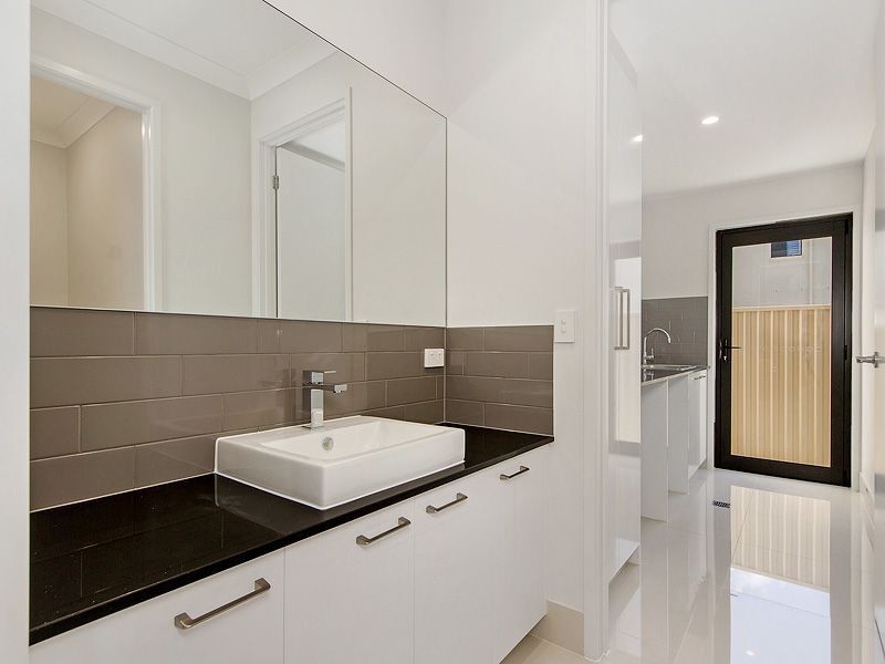 1 Elizabeth Crescent, Varsity Lakes QLD 4227