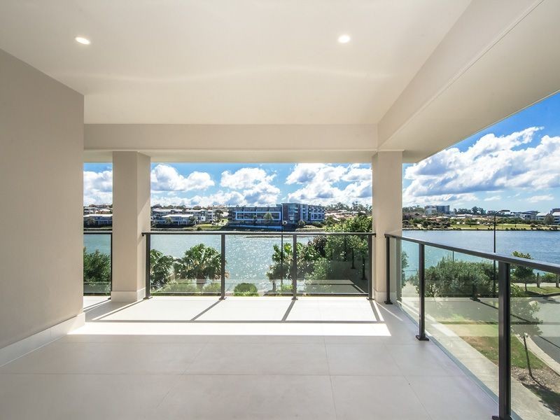 1 Elizabeth Crescent, Varsity Lakes QLD 4227