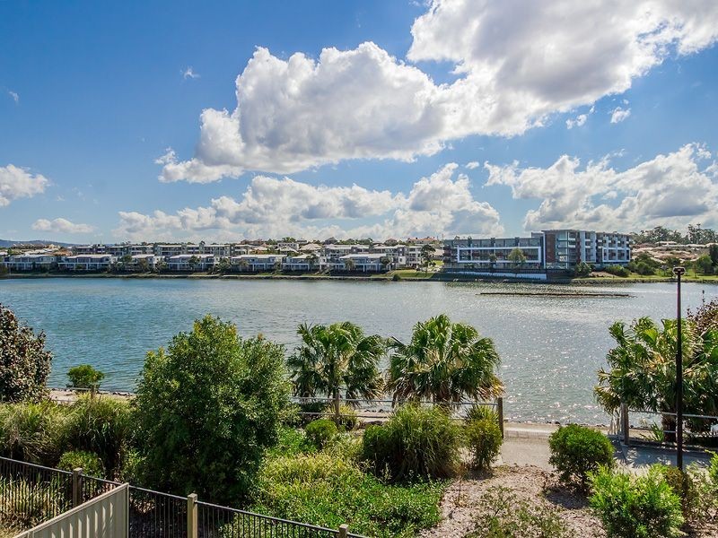 1 Elizabeth Crescent, Varsity Lakes QLD 4227