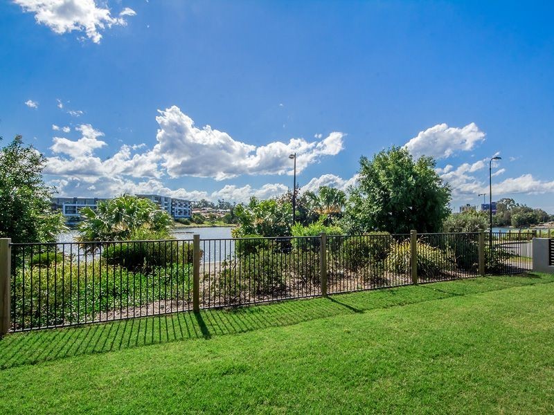 1 Elizabeth Crescent, Varsity Lakes QLD 4227