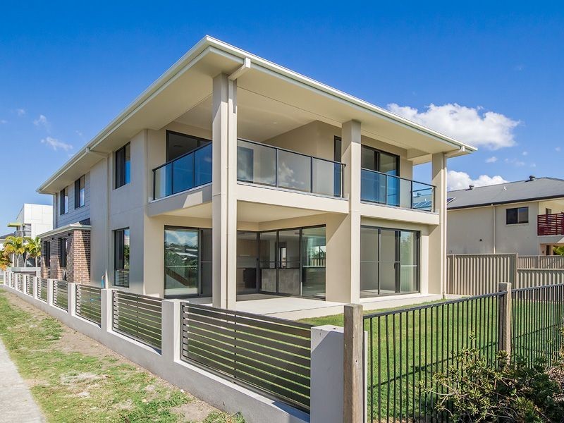 1 Elizabeth Crescent, Varsity Lakes QLD 4227