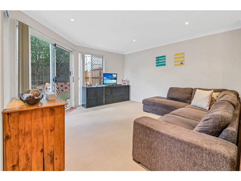 1/4 Ranier Crescent, Varsity Lakes QLD 4227