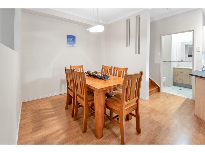 1/4 Ranier Crescent, Varsity Lakes QLD 4227