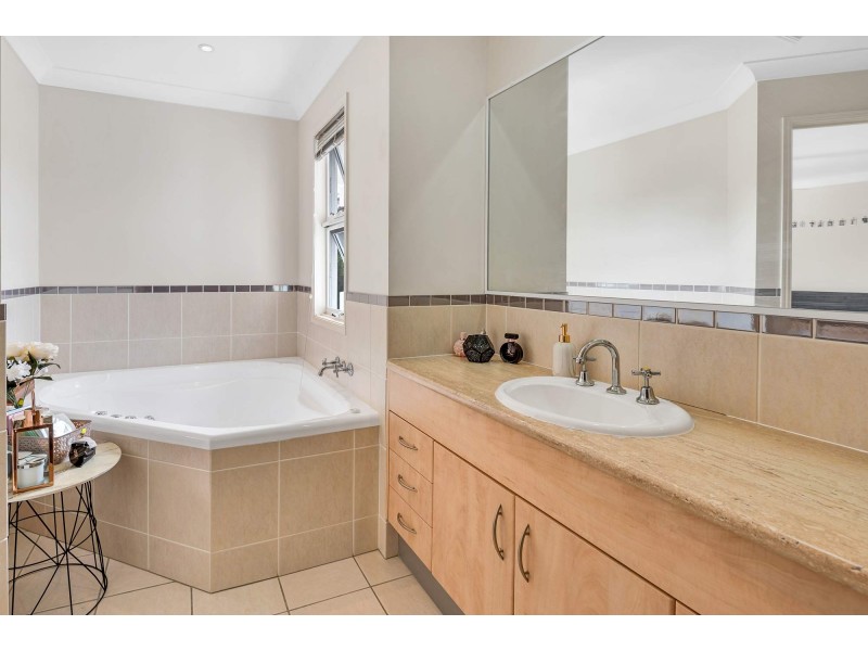 1/4 Ranier Crescent, Varsity Lakes QLD 4227