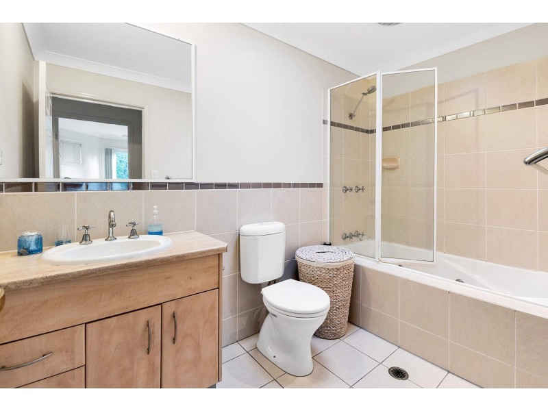 1/4 Ranier Crescent, Varsity Lakes QLD 4227