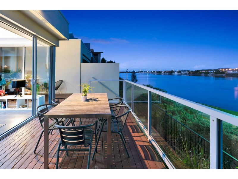 5 Lakefront Crescent, Varsity Lakes QLD 4227