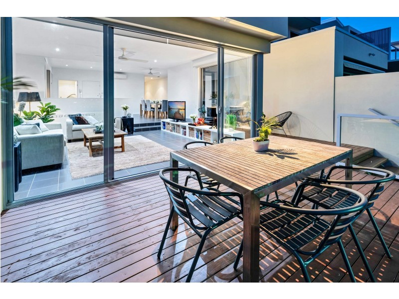 5 Lakefront Crescent, Varsity Lakes QLD 4227