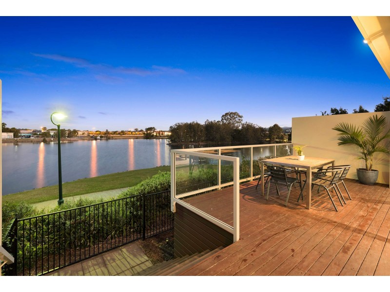 5 Lakefront Crescent, Varsity Lakes QLD 4227
