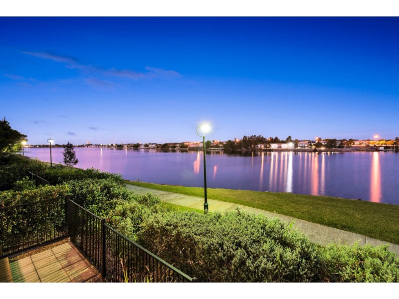 5 Lakefront Crescent, Varsity Lakes QLD 4227