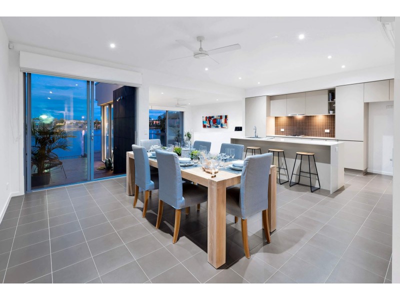 5 Lakefront Crescent, Varsity Lakes QLD 4227