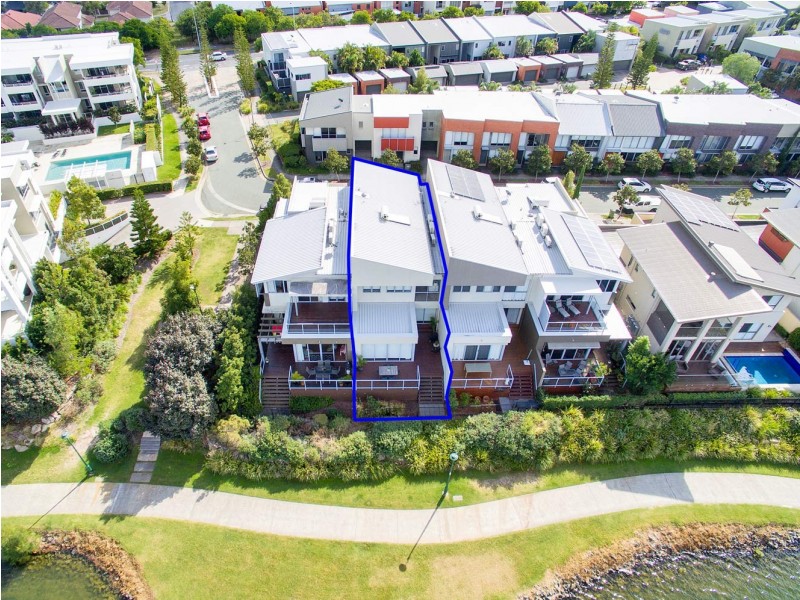 5 Lakefront Crescent, Varsity Lakes QLD 4227