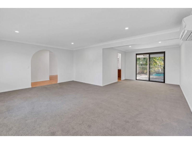 7 Whitehead Drive, Burleigh Waters QLD 4220