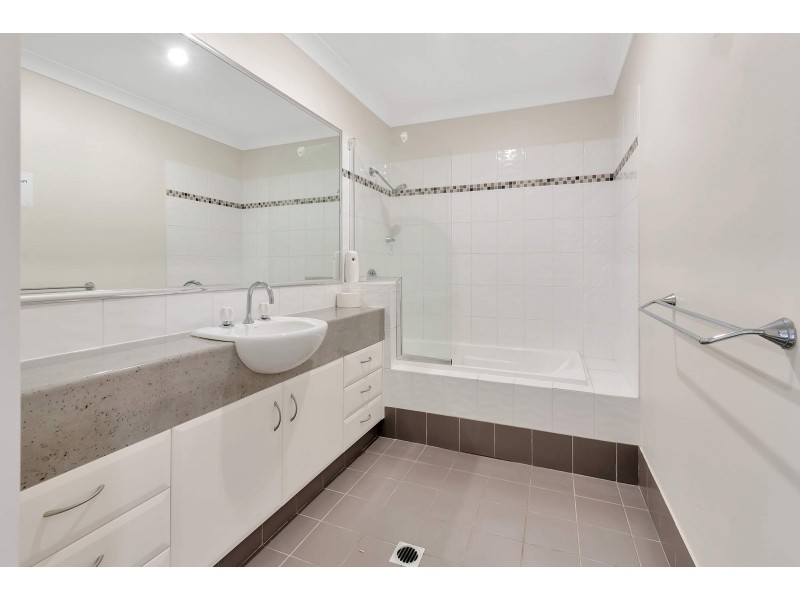 1/2 Marciana Crescent, Varsity Lakes QLD 4227