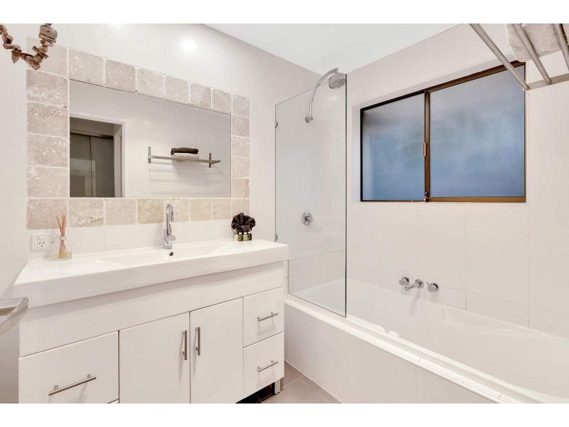 9 Wagin Court, Mermaid Waters QLD 4218