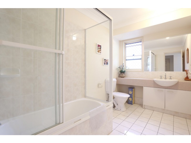 1and2/1 Silvabank Drive, Varsity Lakes QLD 4227