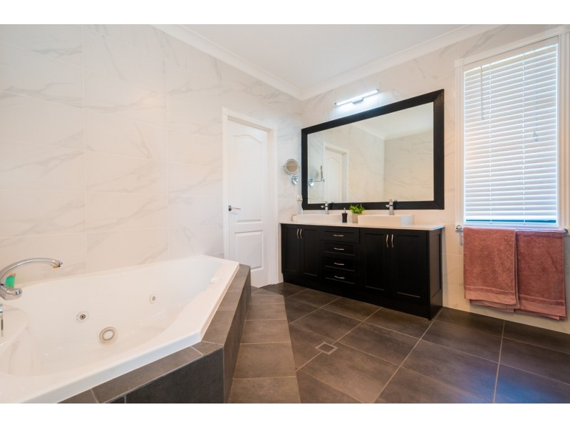 64 Peach Drive, Robina QLD 4226