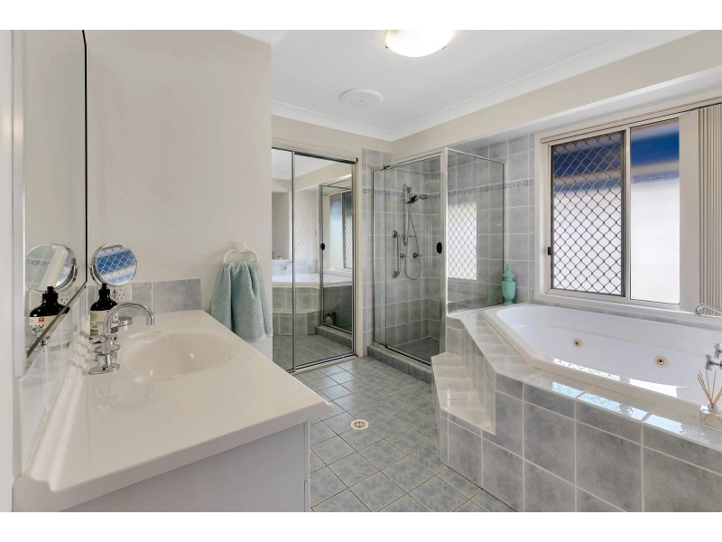 33 Cowell Drive, Burleigh Heads QLD 4220