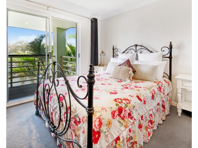 171/215 Cottesloe Drive, Mermaid Waters QLD 4218