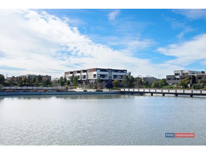 4/2-10 Monckton Place, Caroline Springs VIC 3023