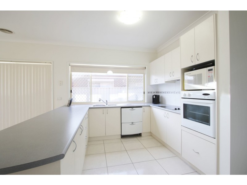 10 Brinton Lane, Caroline Springs VIC 3023