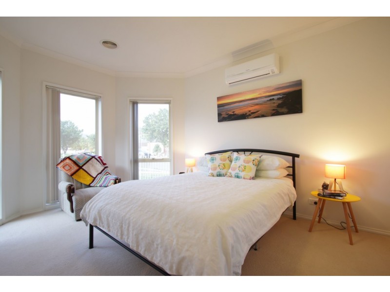 10 Brinton Lane, Caroline Springs VIC 3023