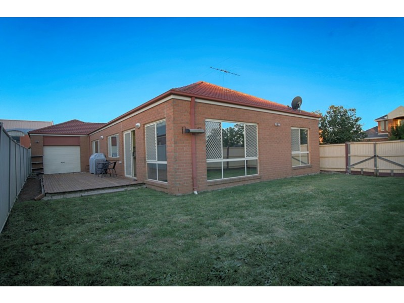 10 Brinton Lane, Caroline Springs VIC 3023