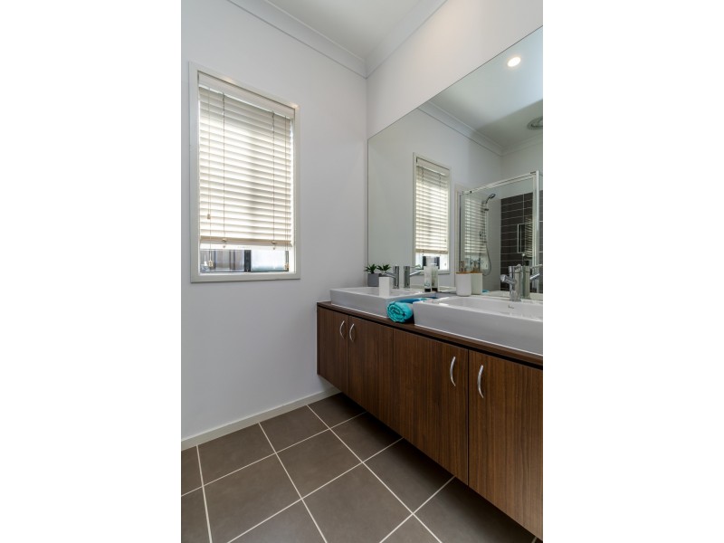 5 Grove Road, Craigieburn VIC 3064