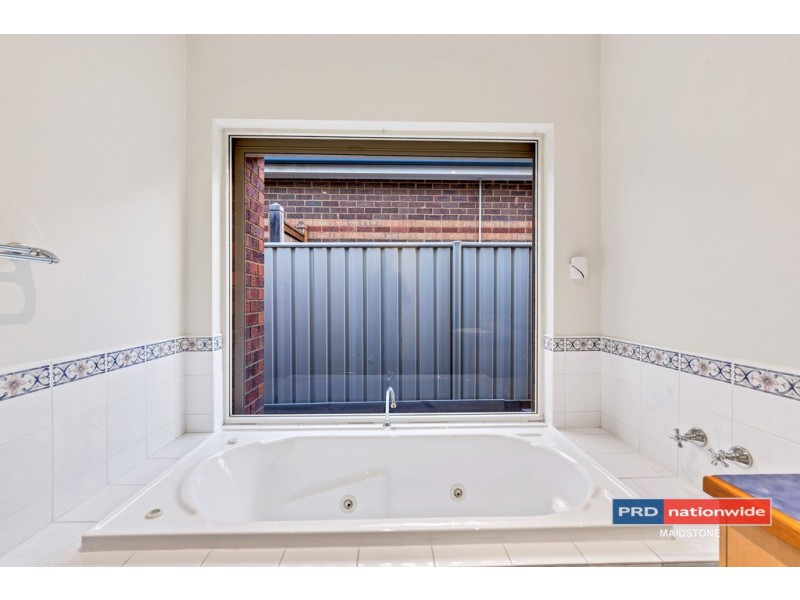 10 Lake Eyre Place, Caroline Springs VIC 3023