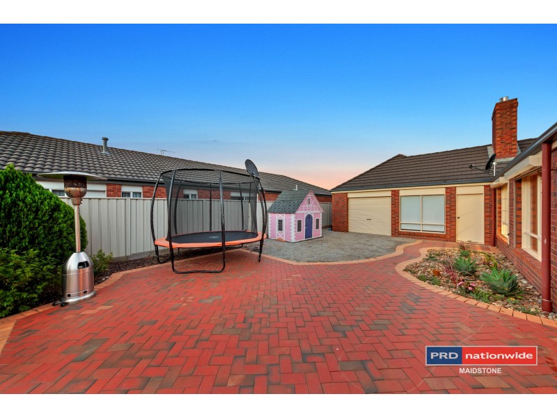 10 Lake Eyre Place, Caroline Springs VIC 3023