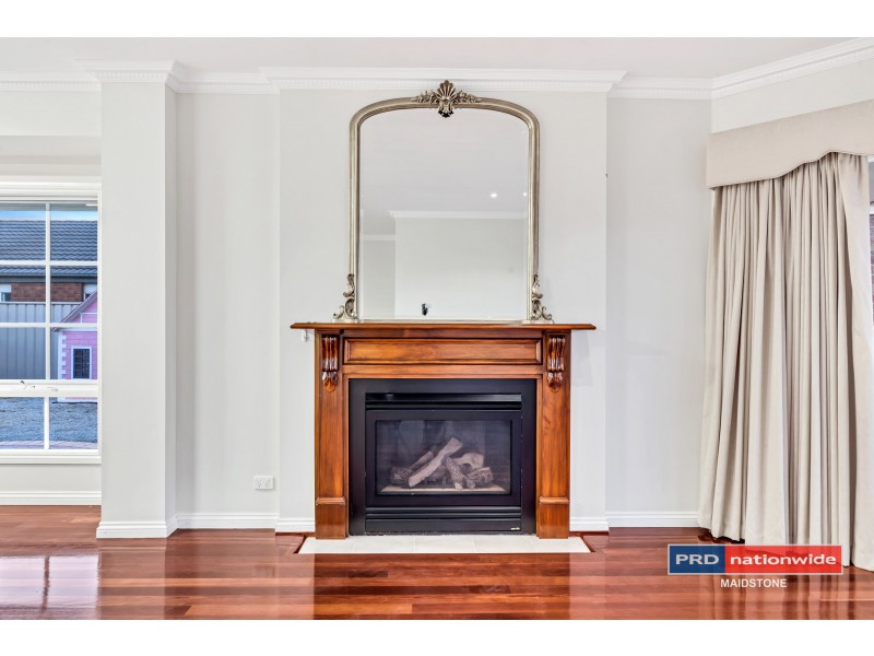 10 Lake Eyre Place, Caroline Springs VIC 3023