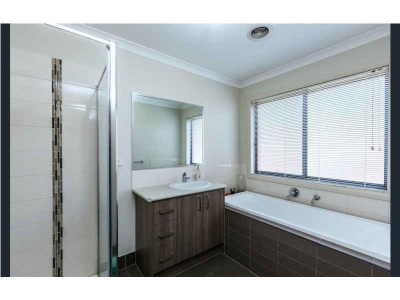 40 Saltbush Crescent, Brookfield VIC 3338