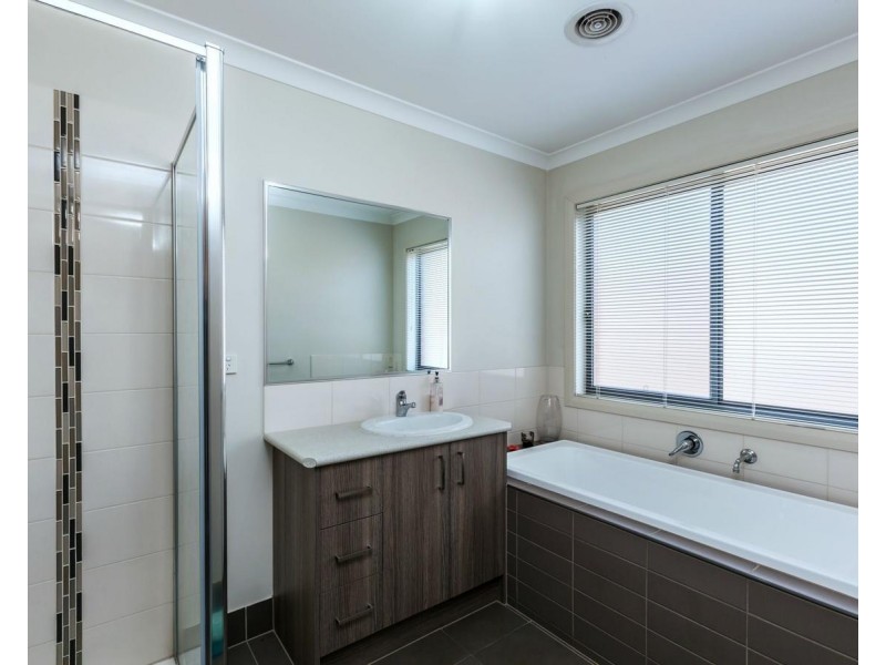 40 Saltbush Crescent, Brookfield VIC 3338