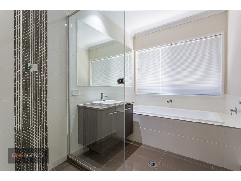 8 Pleasant Street, South Ripley QLD 4306