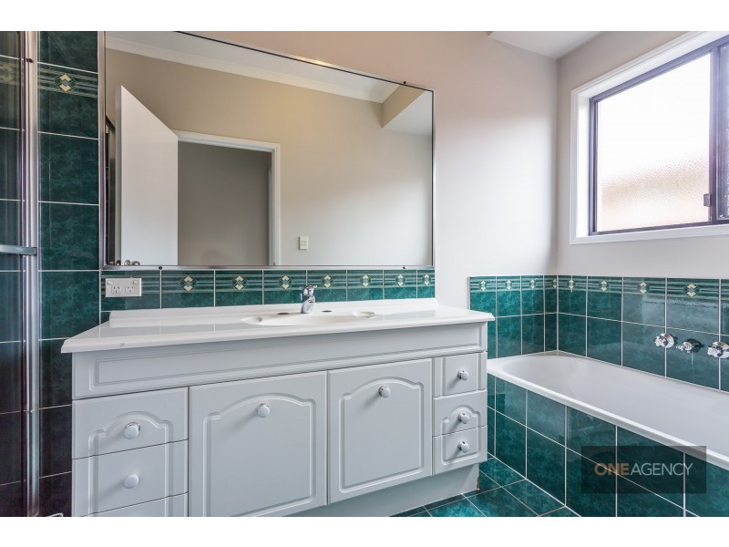 17 St Ives Circuit, Forest Lake QLD 4078