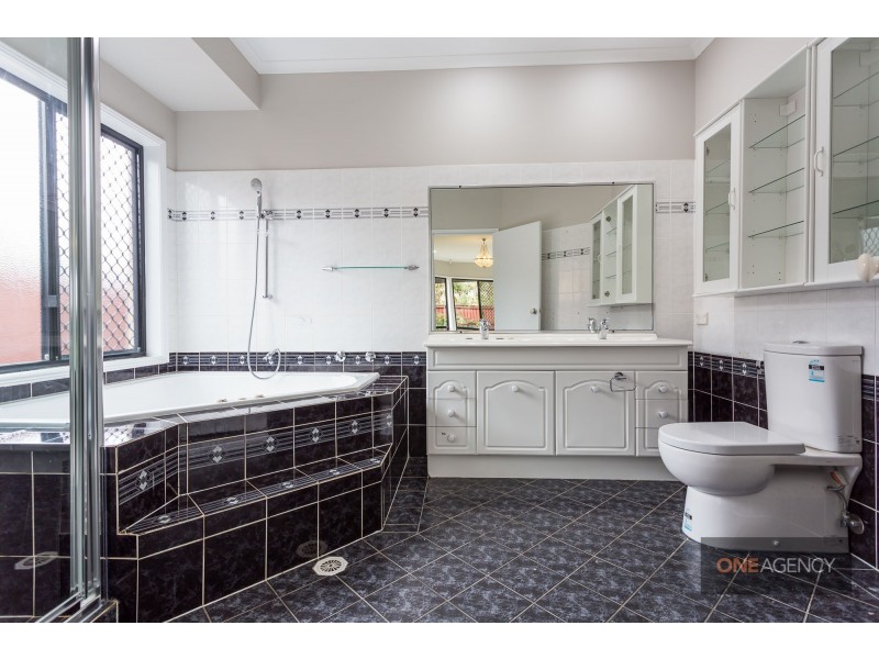 17 St Ives Circuit, Forest Lake QLD 4078