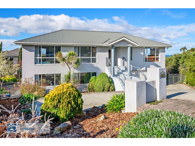 30 Tahune Crescent, Blackmans Bay TAS 7052