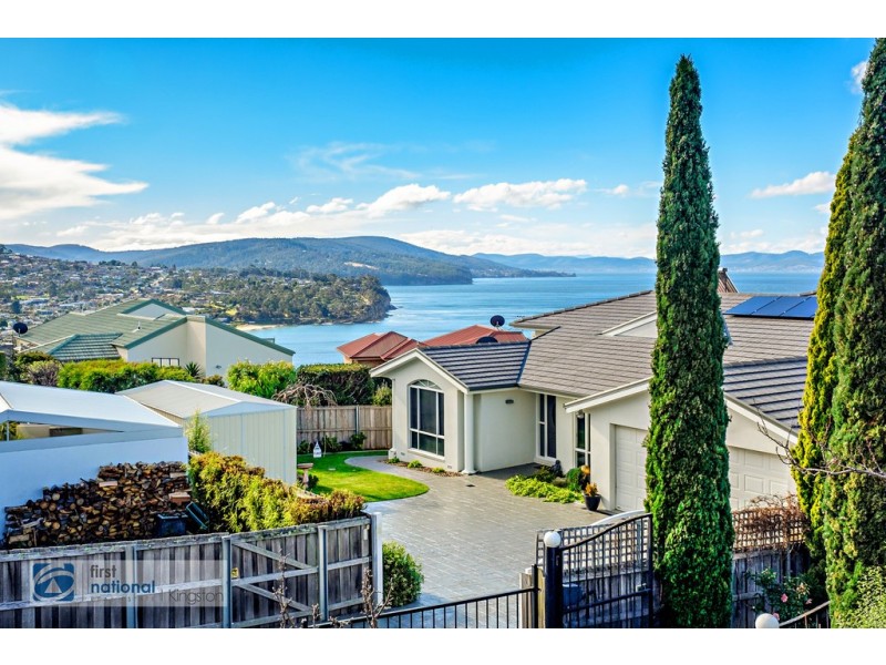 30 Tahune Crescent, Blackmans Bay TAS 7052