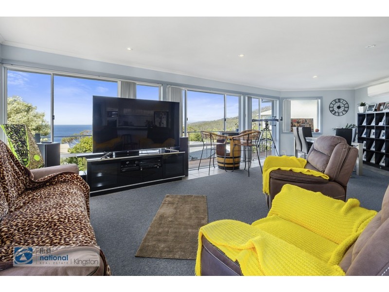 30 Tahune Crescent, Blackmans Bay TAS 7052