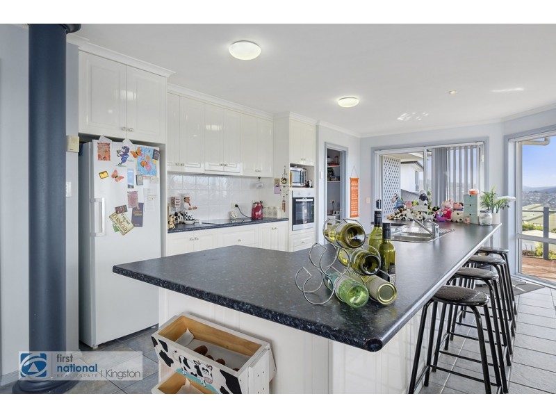 30 Tahune Crescent, Blackmans Bay TAS 7052