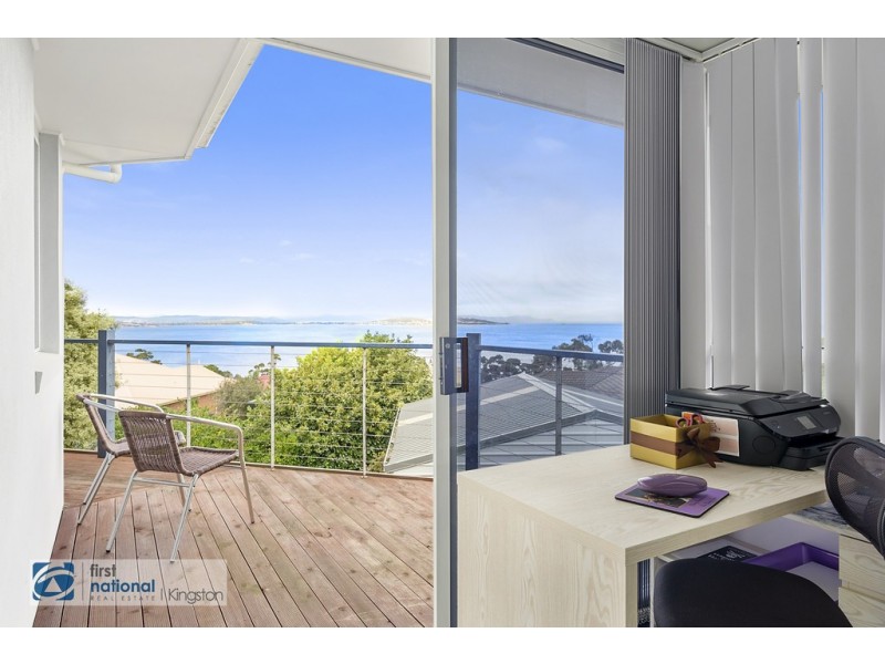 30 Tahune Crescent, Blackmans Bay TAS 7052