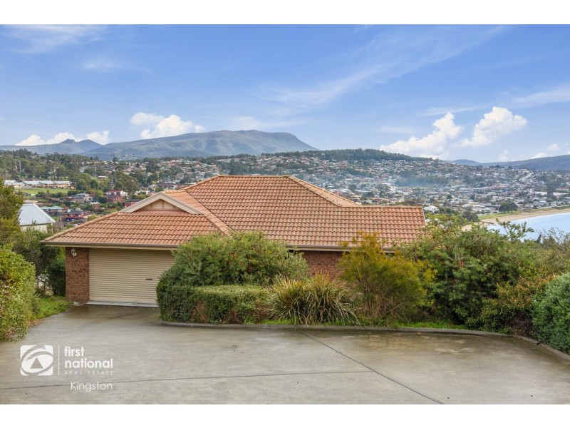 29 Tahune Crescent, Blackmans Bay TAS 7052