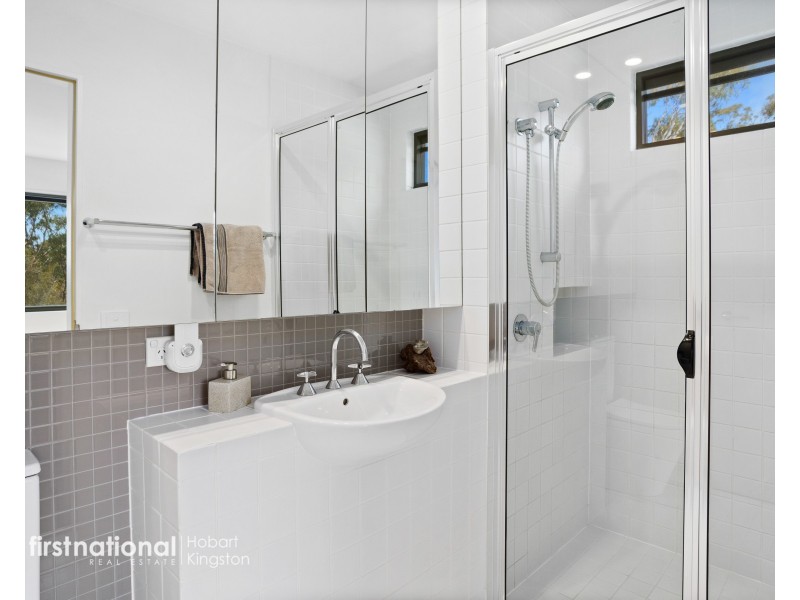 27 Fossil Cove Drive, Blackmans Bay TAS 7052