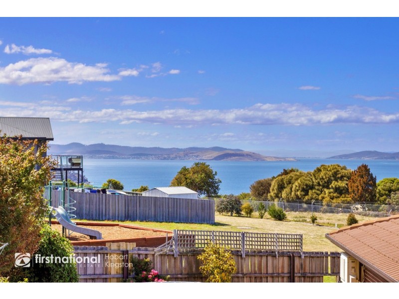 2/12 Stratford Place, Blackmans Bay TAS 7052