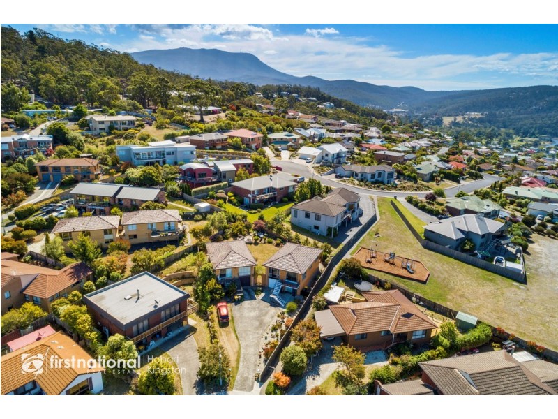 2/12 Stratford Place, Blackmans Bay TAS 7052