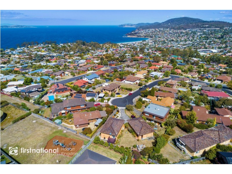 2/12 Stratford Place, Blackmans Bay TAS 7052