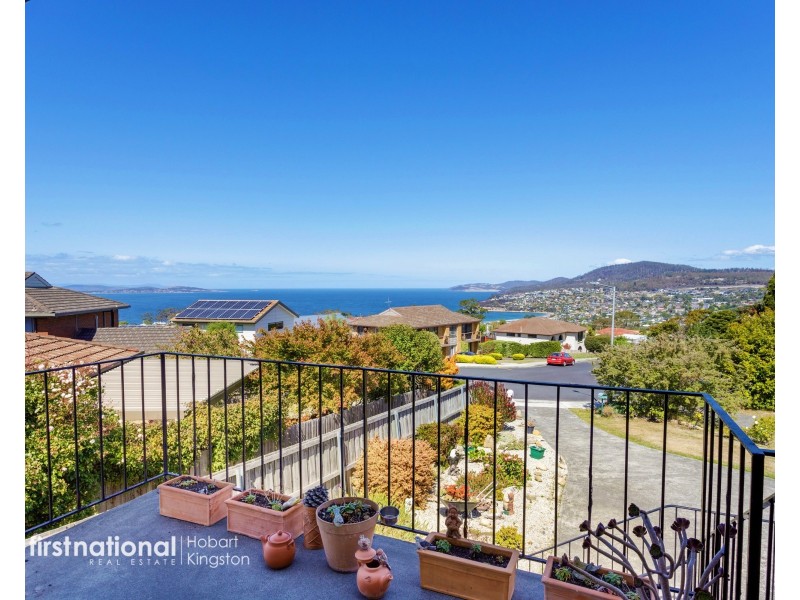 2/12 Stratford Place, Blackmans Bay TAS 7052