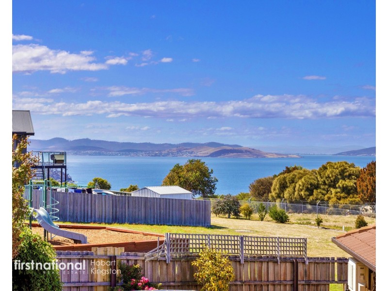 2/12 Stratford Place, Blackmans Bay TAS 7052