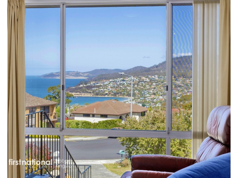 2/12 Stratford Place, Blackmans Bay TAS 7052